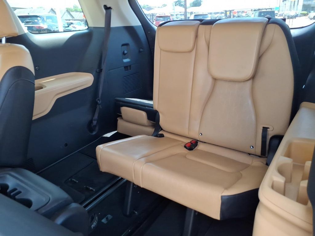 Used 2023 Kia Carnival LX FWD image 23