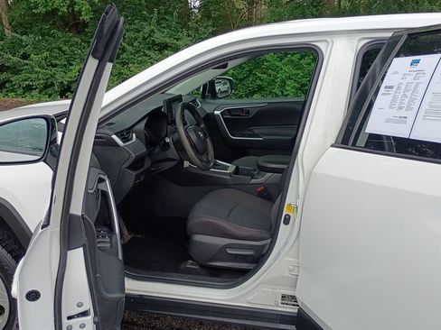 Used 2022 Toyota RAV4 LE AWD/4WD image 11