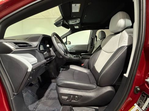 Certified 2025 Toyota Sienna XSE image 13