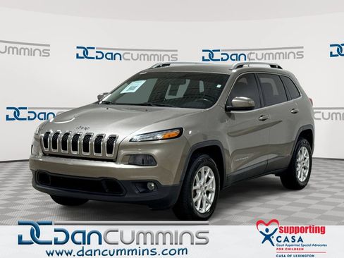 Used 2017 Jeep Cherokee Latitude w/ Cold Weather Group AWD/4WD image 1