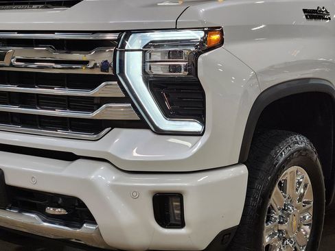 Used 2024 Chevrolet Silverado 2500 High Country w/ High Country Premium Package AWD/4WD image 14