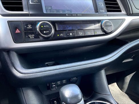 Used 2018 Toyota Highlander SE FWD image 50
