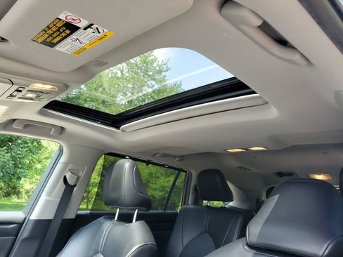 Used 2022 Toyota Highlander XLE AWD/4WD image 6