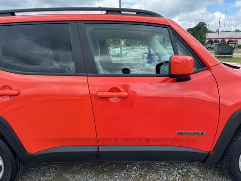 Used 2015 Jeep Renegade Latitude FWD image 8