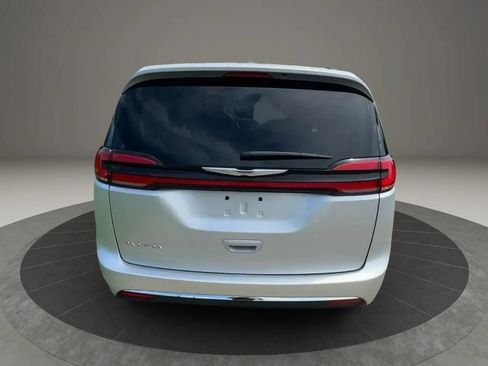 Used 2022 Chrysler Pacifica Touring-L FWD image 5