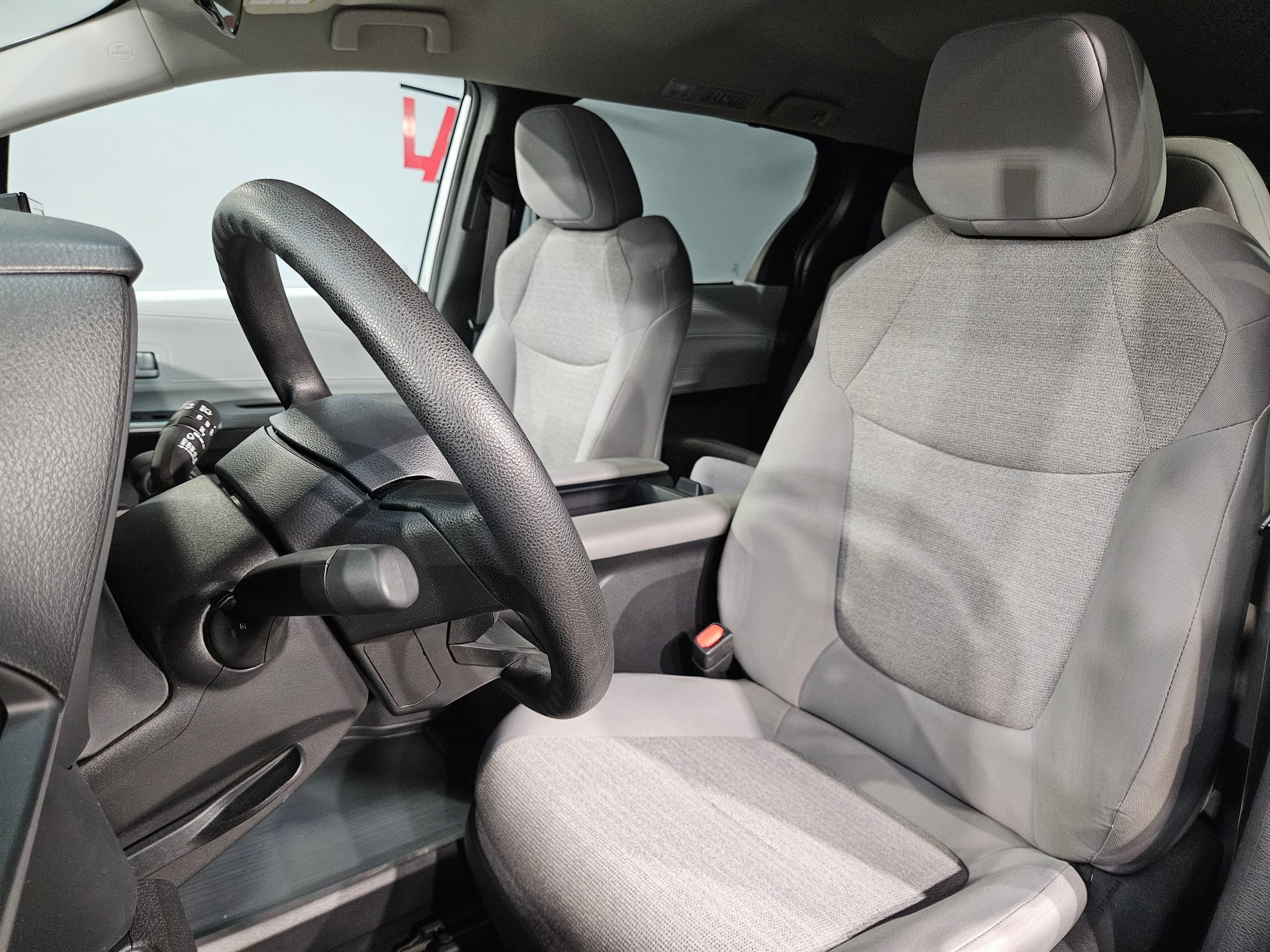 Used 2025 Toyota Sienna LE FWD image 24