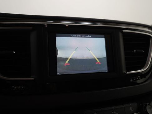 Used 2019 Chrysler Pacifica Touring-L image 23