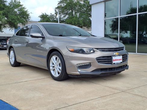 Used 2017 Chevrolet Malibu LT FWD image 2
