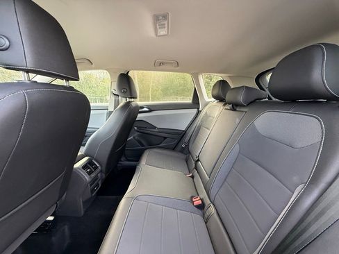 Certified 2024 Volkswagen Taos SE image 18