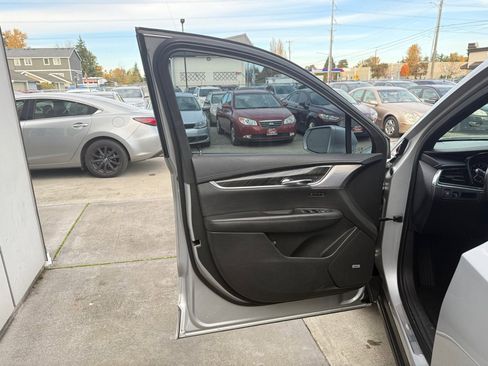 Used 2020 Cadillac XT6 Premium Luxury FWD image 8