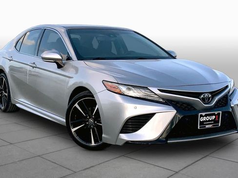 Used 2018 Toyota Camry XSE FWD image 3