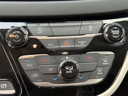 Used 2023 Chrysler Voyager LX image 31
