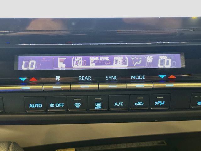 Used 2023 Toyota Sienna XLE w/ XLE Plus Package FWD image 16