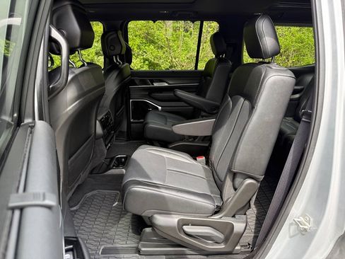 Used 2024 Jeep Wagoneer Series III w/ Premium Group I AWD/4WD image 18
