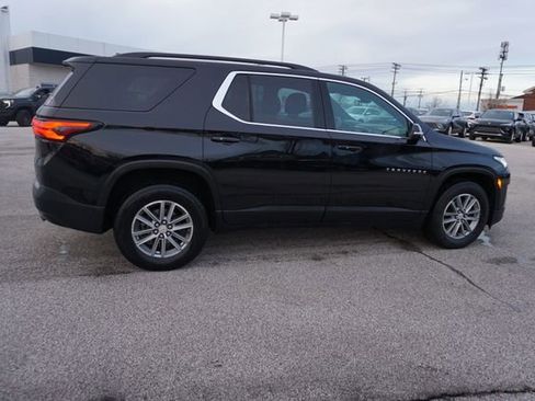 Used 2023 Chevrolet Traverse LT image 3