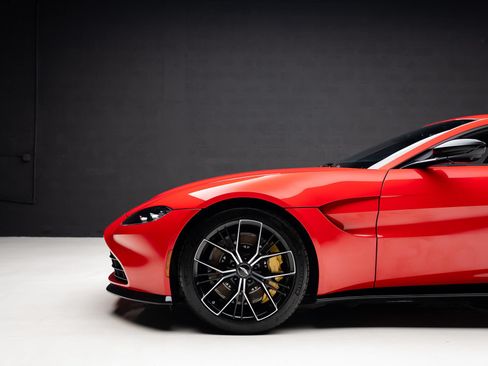 Used 2023 Aston Martin V8 Vantage Coupe RWD image 18