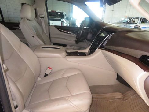 Used 2017 Cadillac Escalade Premium Luxury image 32