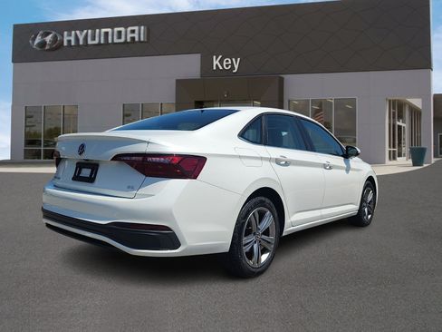 Used 2023 Volkswagen Jetta SE FWD image 4