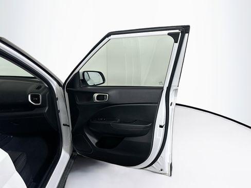 Used 2025 Hyundai Venue SEL image 32