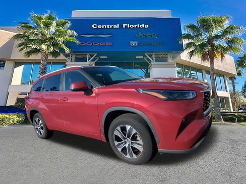 Used 2023 Toyota Highlander XLE image 2