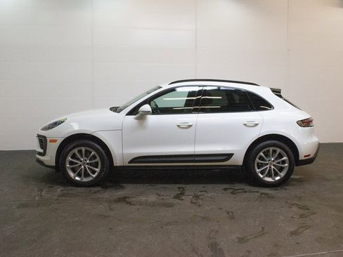 Certified 2025 Porsche Macan image 2