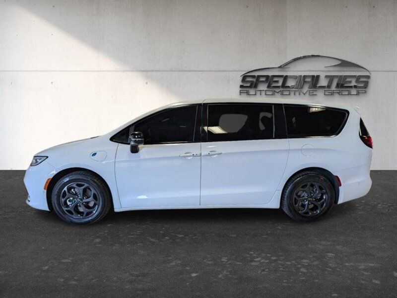 Used 2023 Chrysler Pacifica Limited w/ S Appearance Package FWD image 7