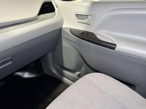 Used 2020 Toyota Sienna L image 20