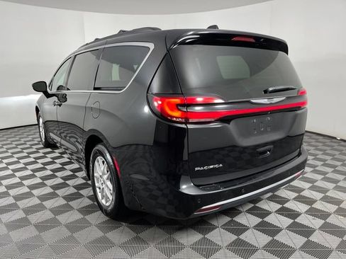 Used 2024 Chrysler Pacifica Touring-L FWD image 8