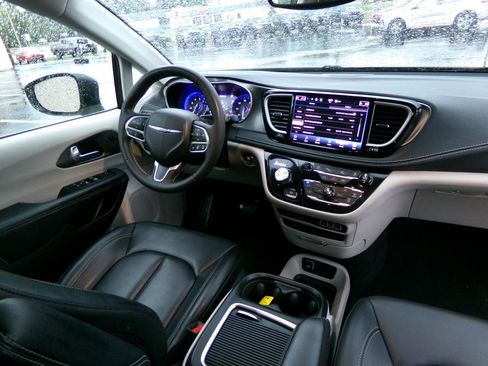Used 2023 Chrysler Pacifica Touring-L AWD/4WD image 35