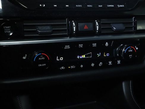 Used 2025 Nissan Pathfinder SL AWD/4WD image 27