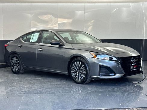 Used 2024 Nissan Altima 2.5 SV image 1