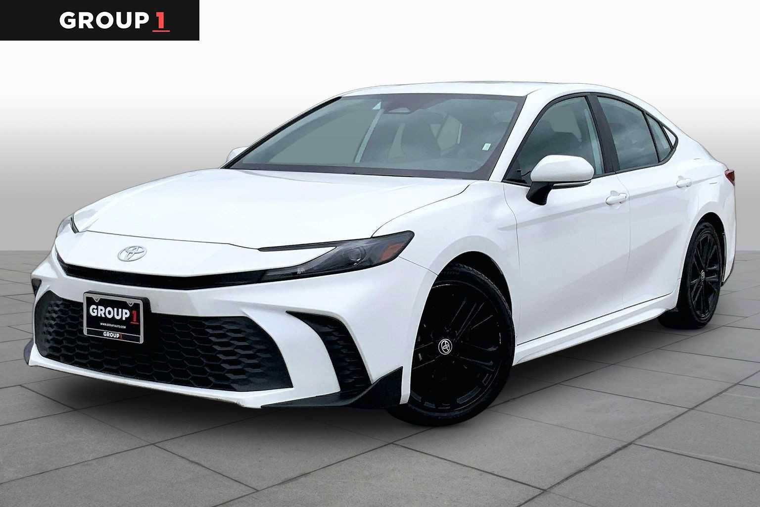 Used 2025 Toyota Camry SE FWD image 1