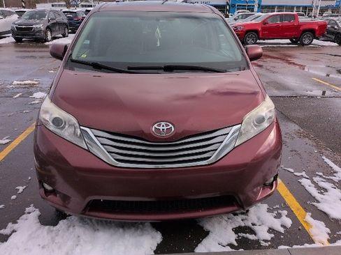 Used 2015 Toyota Sienna XLE image 2