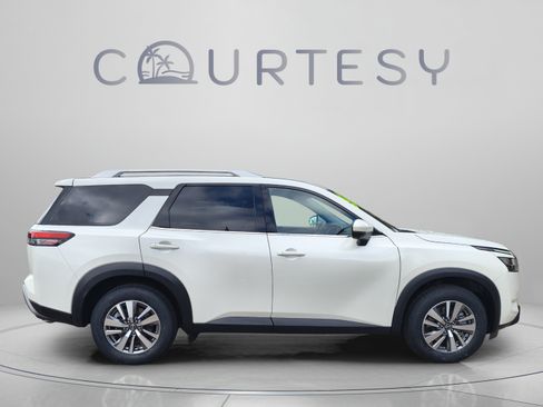 Certified 2022 Nissan Pathfinder SL w/ Cargo Package AWD/4WD image 8