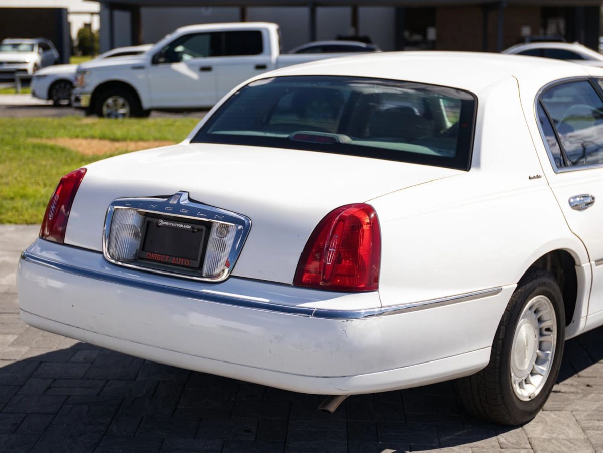 Used 2000 Lincoln Town Car Executive RWD image 13