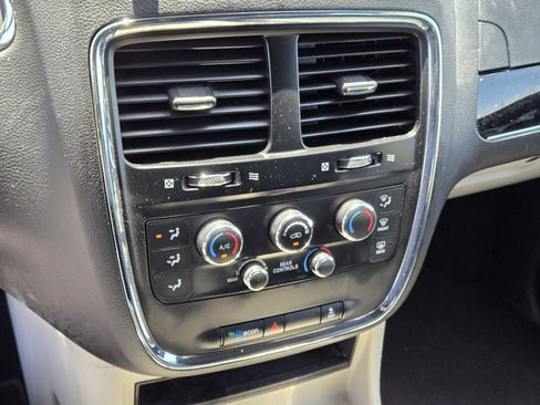 Used 2019 Dodge Grand Caravan SXT FWD image 20