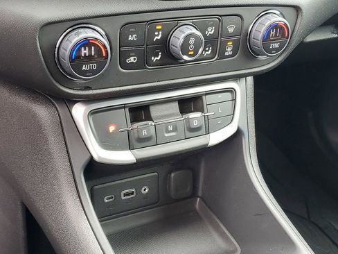 Used 2024 GMC Terrain SLE w/ Driver Convenience Package image 19