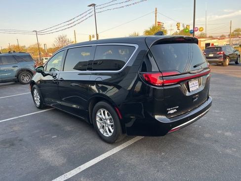 Used 2023 Chrysler Pacifica Touring-L image 41