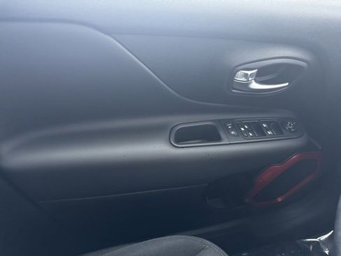 Used 2019 Jeep Renegade Trailhawk w/ Cold Weather Group II image 28