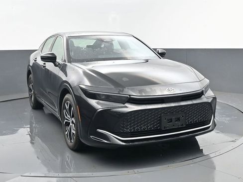 Used 2024 Toyota Crown XLE image 3