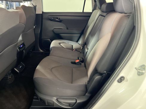 Used 2024 Toyota Highlander LE image 25