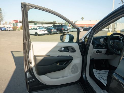 Used 2023 Chrysler Pacifica Touring-L image 13