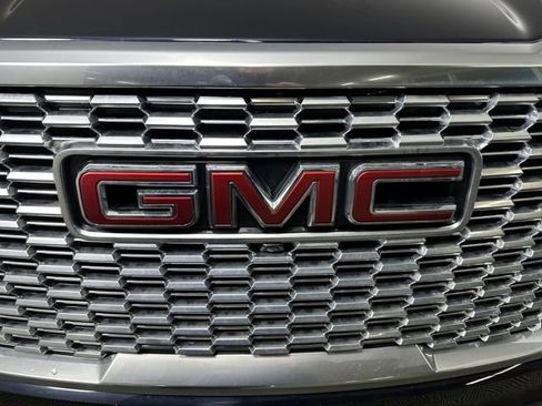 Used 2022 GMC Yukon XL Denali w/ Denali Ultimate Package image 9