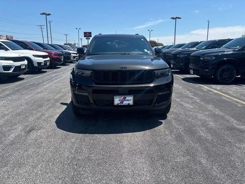 Used 2024 Jeep Grand Cherokee L Limited w/ Black Appearance Package AWD/4WD image 3