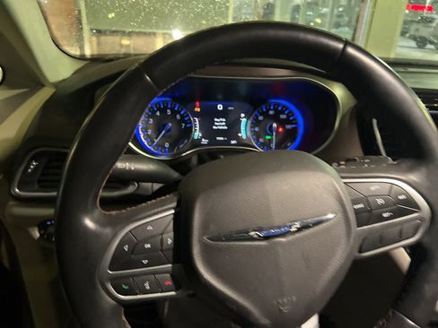 Used 2018 Chrysler Pacifica Touring-L Plus w/ Tire & Wheel Group image 9