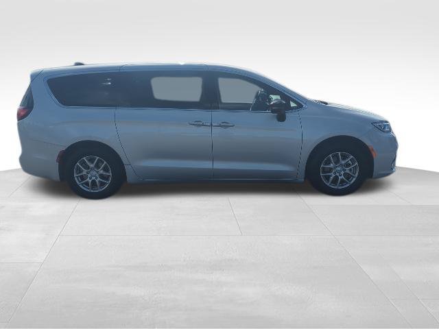 Used 2026 Chrysler Pacifica Select FWD image 4