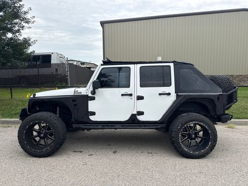 Used 2012 Jeep Wrangler Unlimited Sahara w/ Dual Top Group AWD/4WD image 9