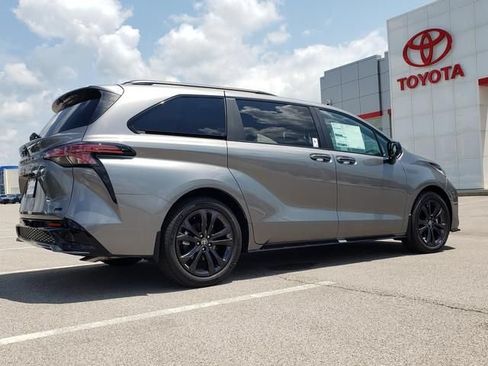 New 2026 Toyota Sienna XSE FWD image 5