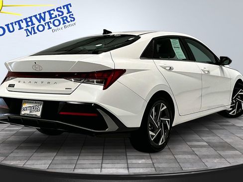 Used 2025 Hyundai Elantra Limited w/ Cargo Package FWD image 6