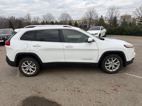 Used 2017 Jeep Cherokee Latitude w/ Comfort/Convenience Group FWD image 4